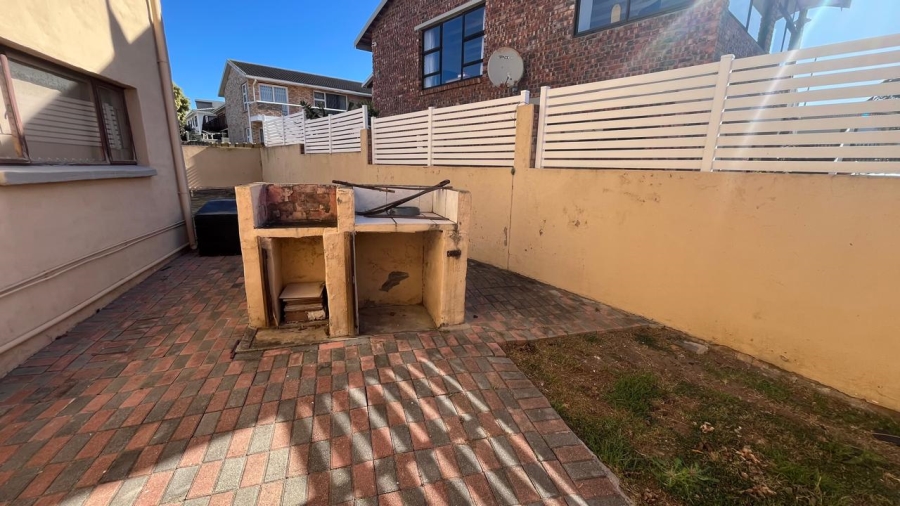 5 Bedroom Property for Sale in Wavecrest Eastern Cape